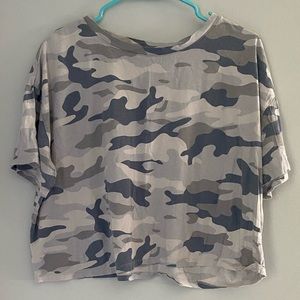blue camo cropped tee